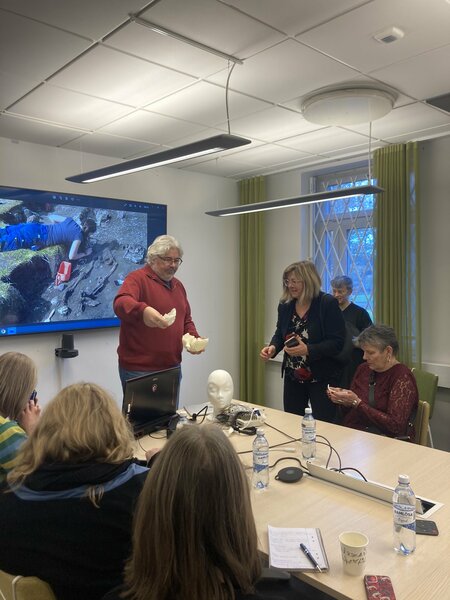 Stefan Lindgren (LU) berättar om 3D scanning och visar upp 3D-modeller av ett kranium. 