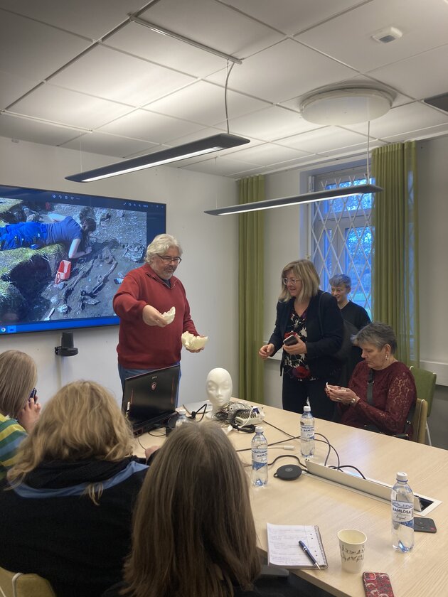 Bildbeskrivning: Stefan Lindgren – forskningsingenjör vid Humanistlaboratoriet – berättar om 3D scanning och visar upp 3D-modeller av ett kranium. 