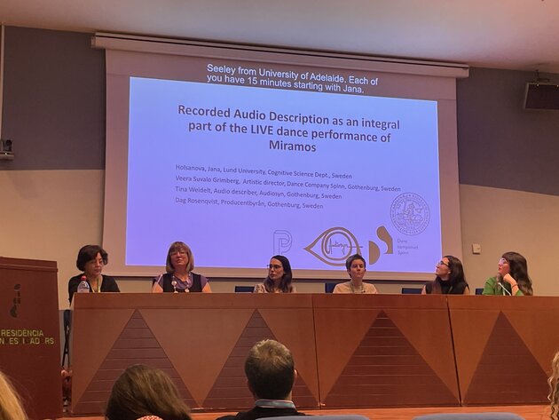 Bildbeskrivning: Jana Holsanova sitter tillsammans med fem deltagare i panelen och presenterar forskningsresultaten på ARSAD