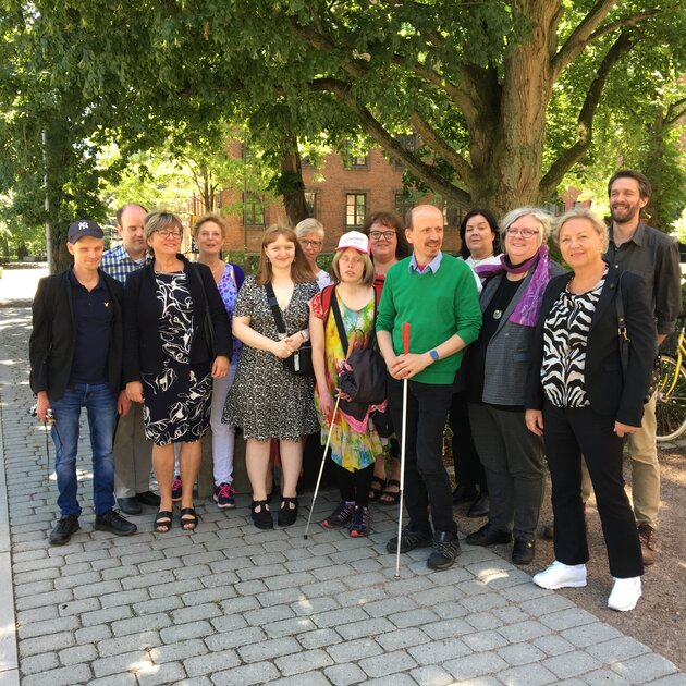 Bild: Samverkanspartners står framför ett grönskande träd i somrig miljö utanför LUX, Lunds universitet, i samband med uppstart för de tematiska samverkansinitiativen och första workshop, juni 2019