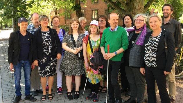 Bildbeskrivning: Samverkanspartners står framför ett grönskande träd i somrig miljö utanför LUX, Lunds universitet, i samband med uppstart för de tematiska samverkansinitiativen och första workshop, juni 2019