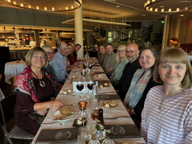 Deltagare i konferensen sitter vid ett bord på restaurang